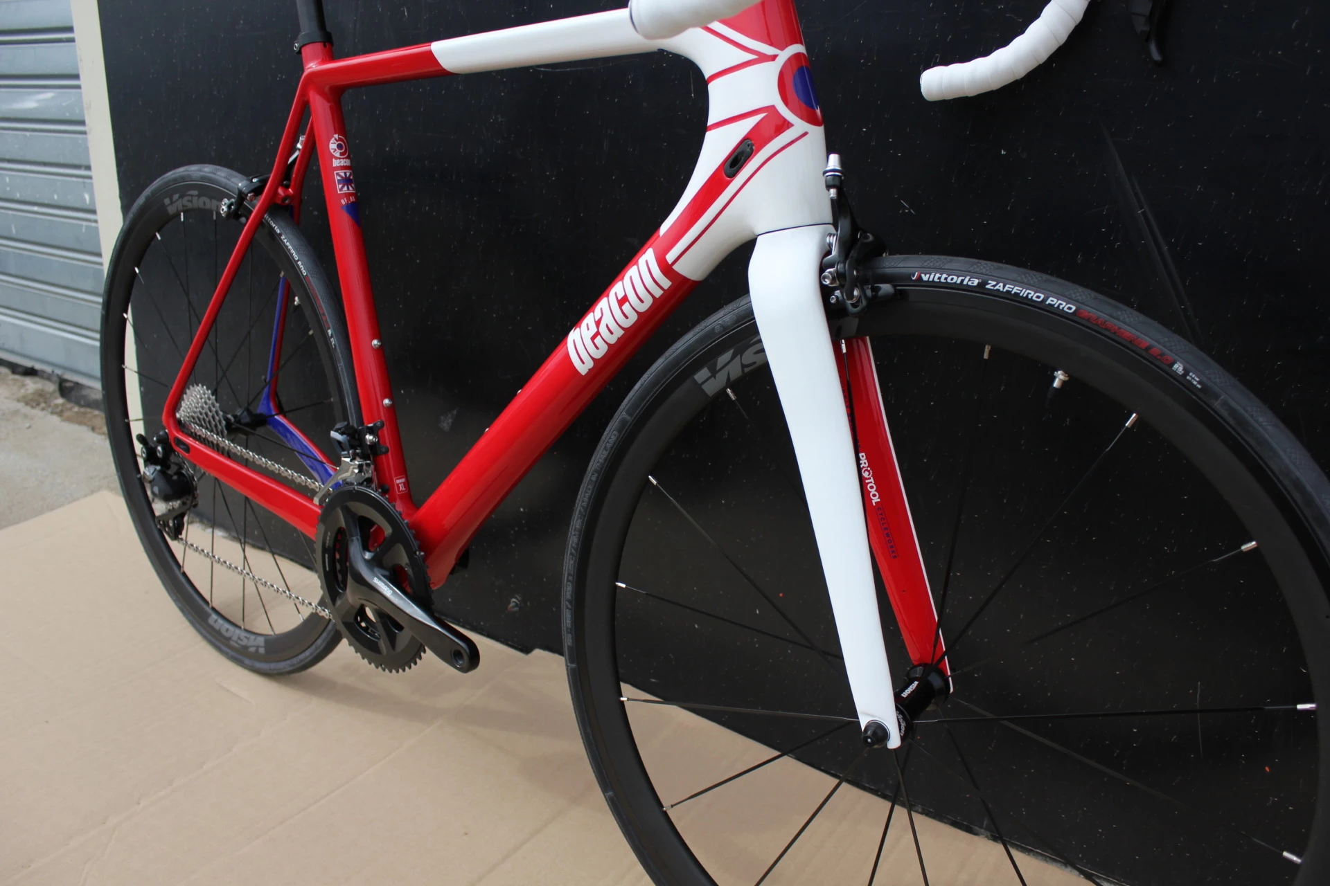 DEDACCIAI Vélo BEACON Carbone BF 80 Rouge/blanc/bleu 2 DEDACCIAI Vélo BEACON Carbone BF 80 Rouge/blanc/bleu – Image 2