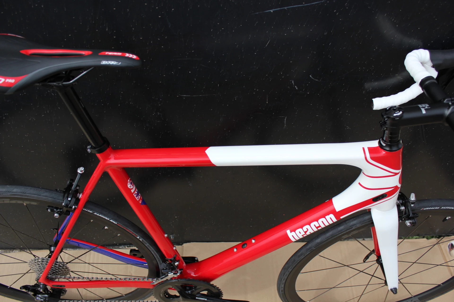 DEDACCIAI Vélo BEACON Carbone BF 80 Rouge/blanc/bleu 3 DEDACCIAI Vélo BEACON Carbone BF 80 Rouge/blanc/bleu – Image 3