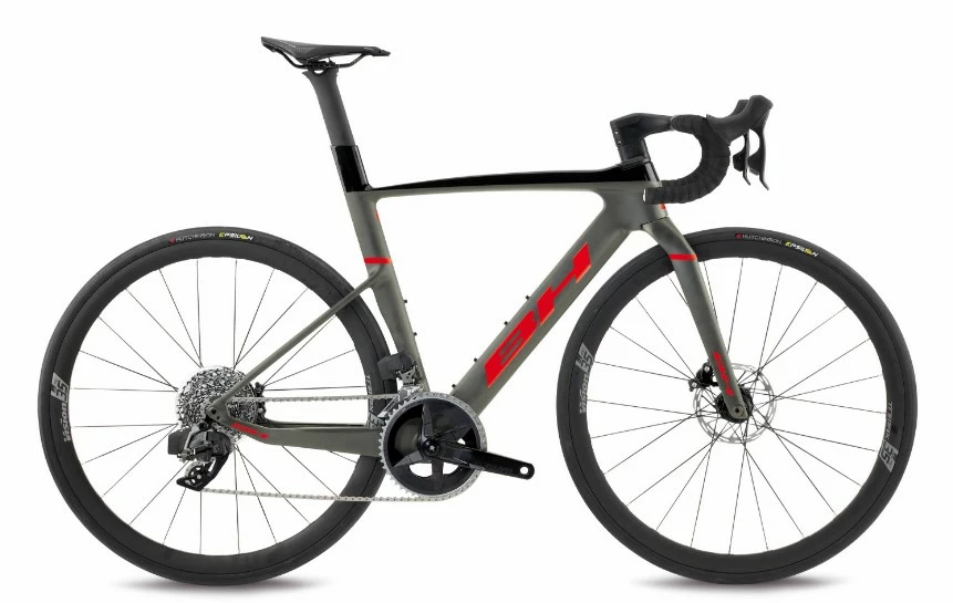 Vélo BH AEROLIGHT 6.0 SRAM Rival AXS 12V 2022 Gris/rouge 1 Vélo BH AEROLIGHT 6.0 SRAM Rival AXS 12V 2022 Gris/rouge