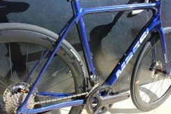 BH Vélo MASSI TEAM Race Carbone Shimano 105 Di2 12V Bleu 7 BH Vélo MASSI TEAM Race Carbone Shimano 105 Di2 12V Bleu -Vélos de Route Soldes massi bleu 6 scaled 2